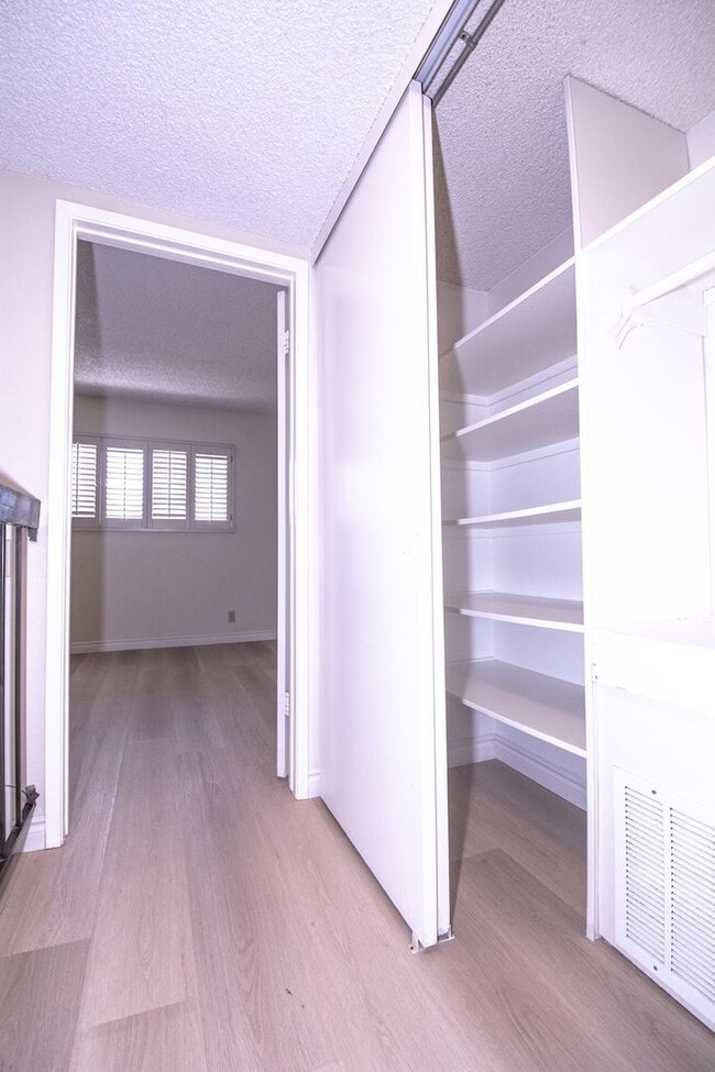 Building Photo - 848 W Huntington Dr