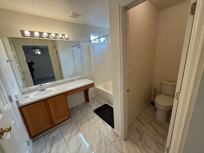 Building Photo - Refreshed 3-Bedroom Home in Waterglen Neig...