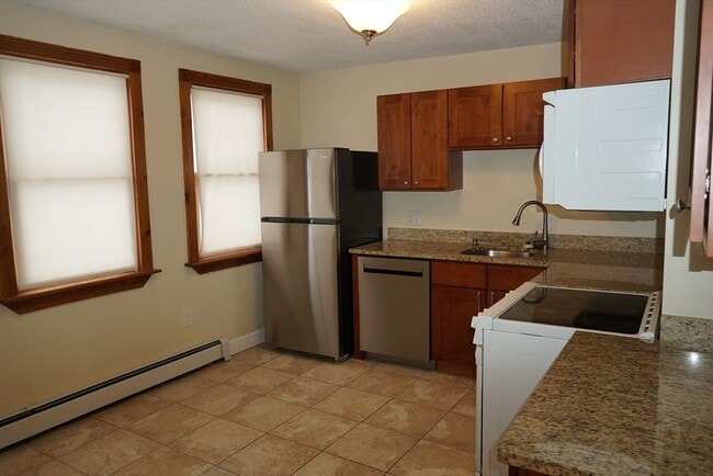 Building Photo - 61 Plain St