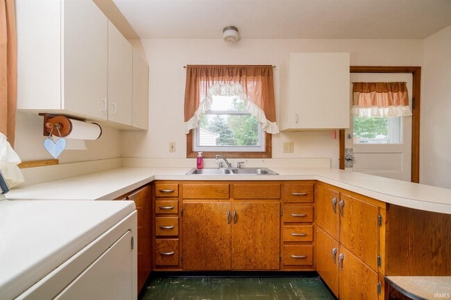 Building Photo - 3117 Oswego Ave