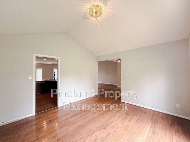 Building Photo - 102 Louise Dr