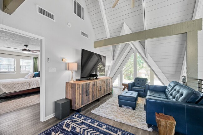 Building Photo - 446 Fantasy Ln