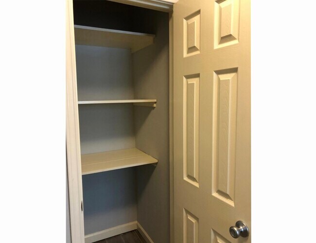 Building Photo - 106 N Eastwood St