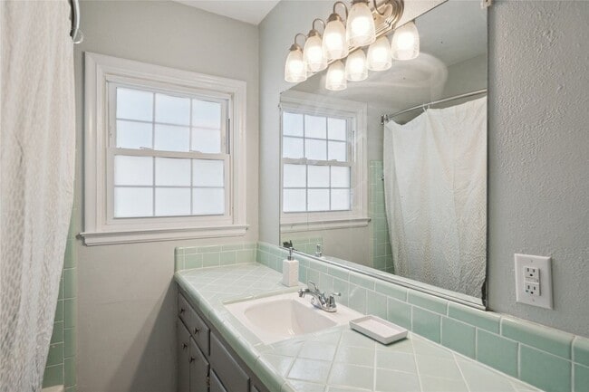 Building Photo - 1417 S Quebec Ave