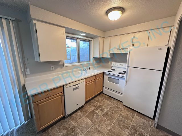 Building Photo - Charming 2-Bed Retreat with 875 Sq Ft of Comfort in Troutdale!