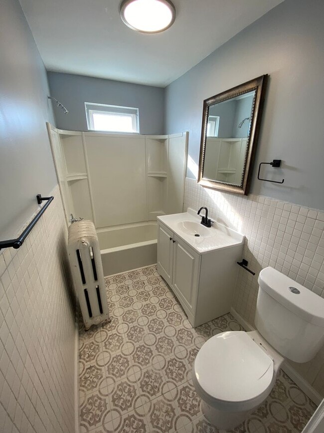 Building Photo - Large, Three-Bedroom Home in Devou Park