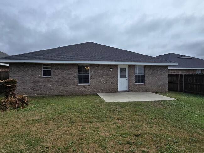 Building Photo - Spacious 4-Bedroom Home