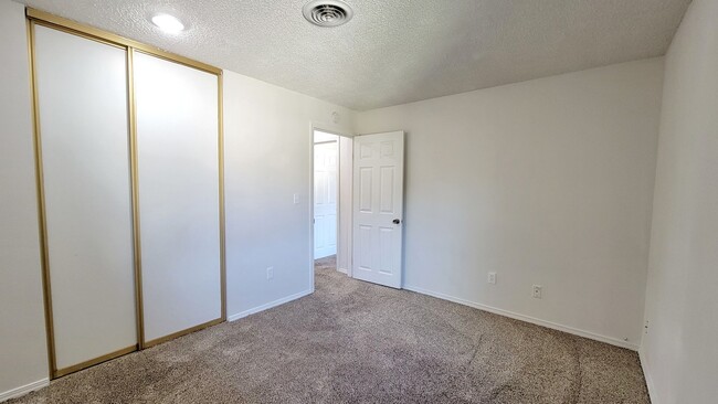 Building Photo - 3-bedroom, 2-bath Condo 'On the Green'
