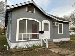 Building Photo - Cute Cottage