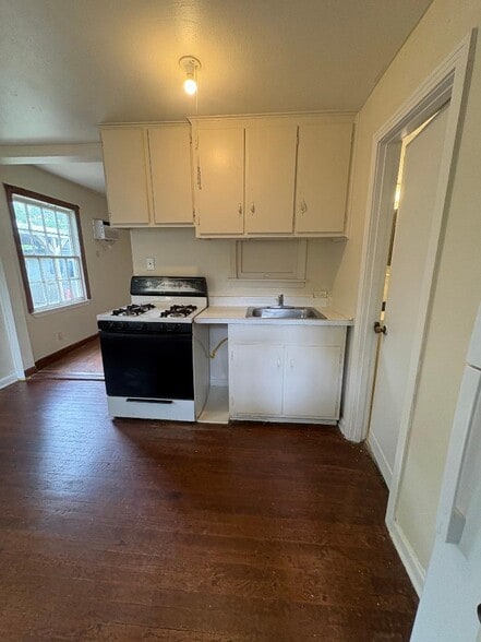Primary Photo - 210 Claremont Ave