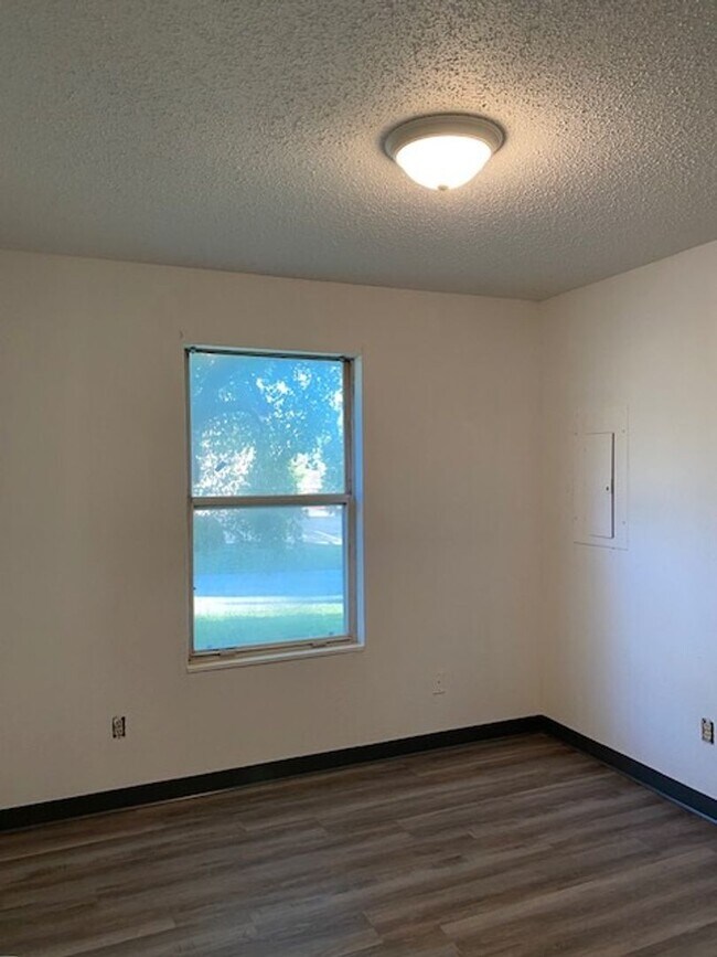 Building Photo - Great Duplex in North Springfield