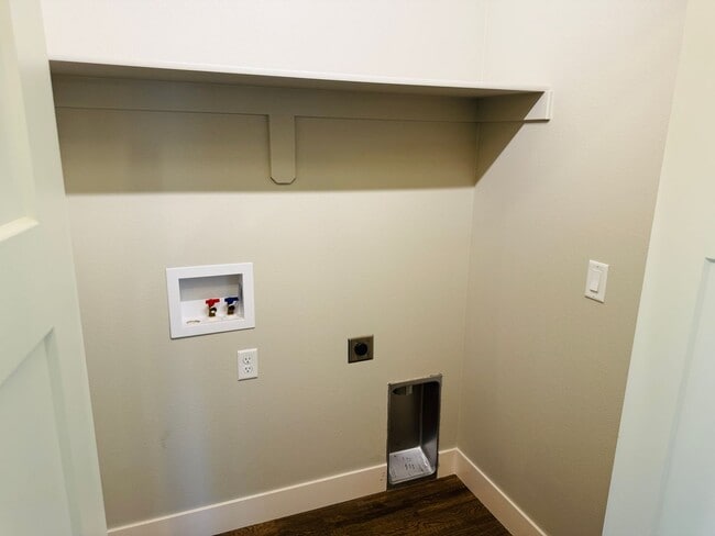 Building Photo - Gorgeous Townhome in Signal Peak (West End...