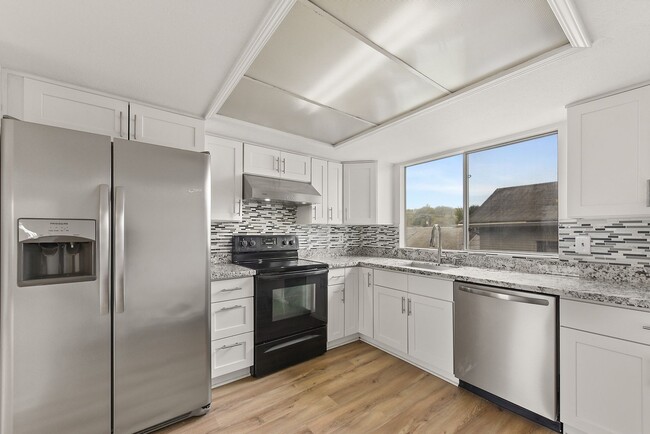 Building Photo - Charming 4 Bedroom 2 Bath single family ho...