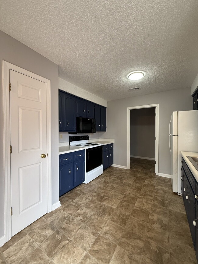 Building Photo - 3864 Northeast Dr