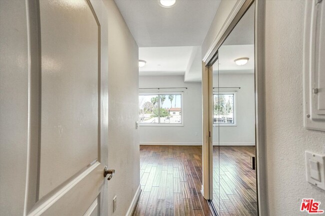 Building Photo - 1410 N Curson Ave