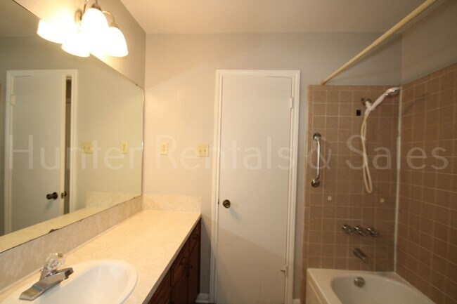 Building Photo - Charming North Killeen Home
