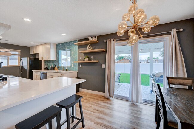 Building Photo - Fully Furnished or Unfurnished 3 BR / NO HOA