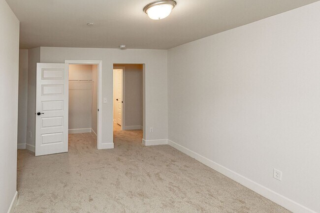 Building Photo - 5032 Ozment Dr