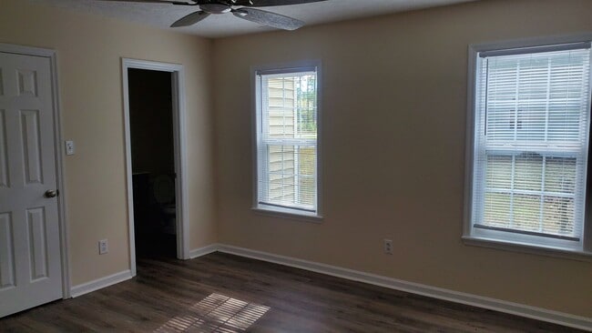 Building Photo - Newly Renovated 3 bedroom, 2 bath unit with fenced in yard and 2 car garage. Recently Reduced to ...