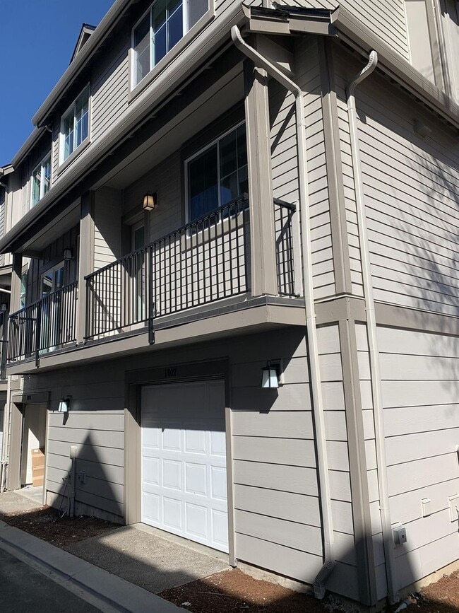 Building Photo - Don't Miss Out On This Beautiful Spacious ...