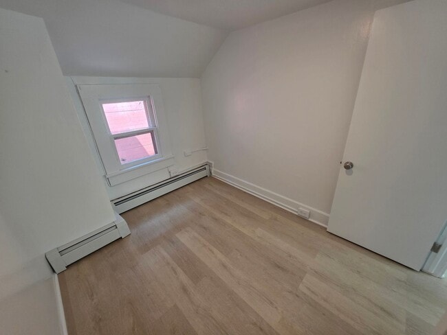 Building Photo - Beautiful Waterside 3 bedroom Single-Family Home - Catskill, NY