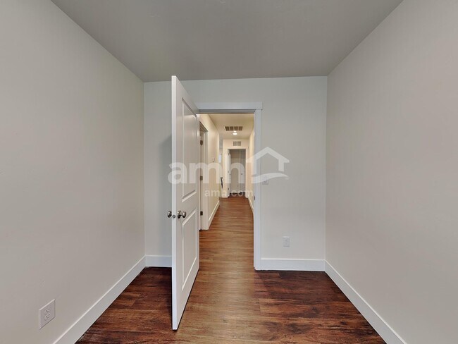 Building Photo - 1317 E Old Mesquite St