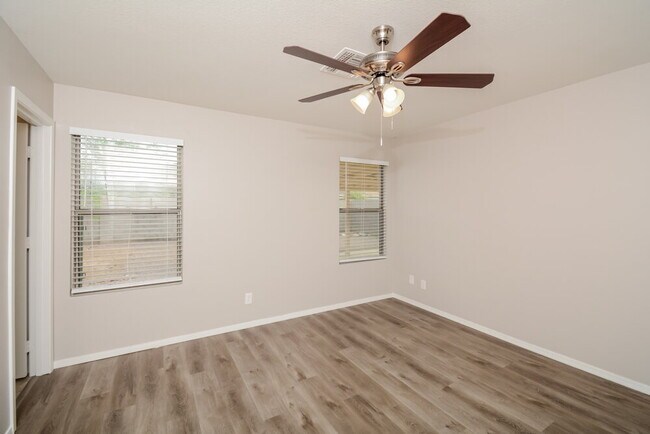 Building Photo - 11808 W Bloomfield Rd
