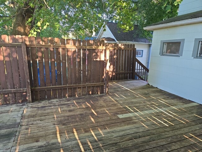 Building Photo - Nicely updated and spacious 3 bedroom hous...