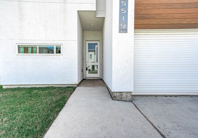 Building Photo - 5519 Paraiso Pl