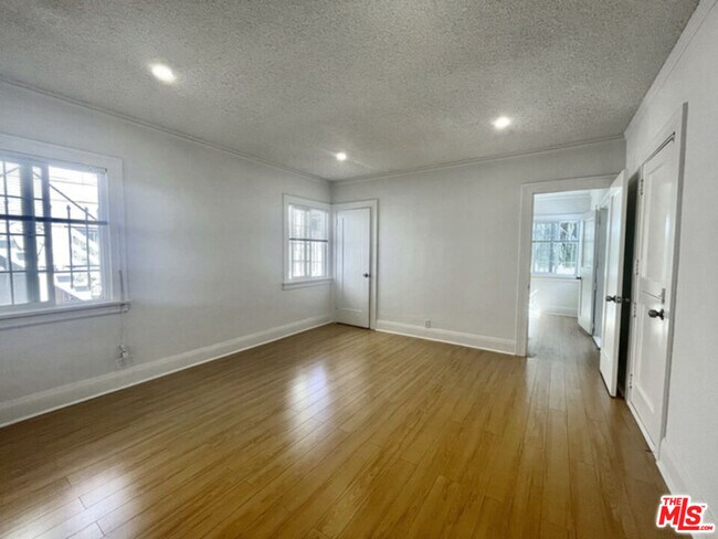 Building Photo - 4919 Elmwood Ave