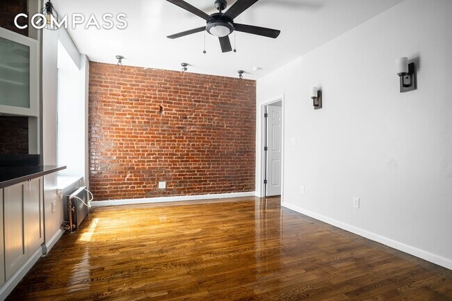 Building Photo - 1186 Putnam Ave