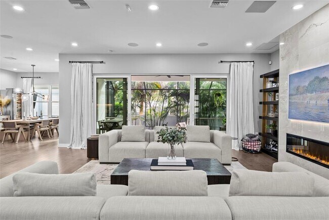 Building Photo - 3624 S Gardenia Ave