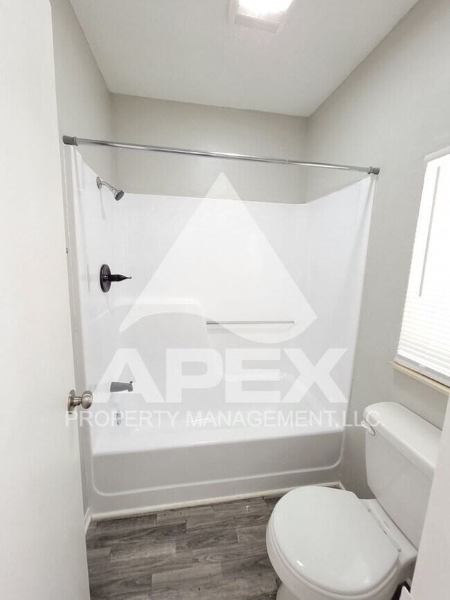 Building Photo - Recently Renovated - Alcoa Studio Apartment – Convenient Location!