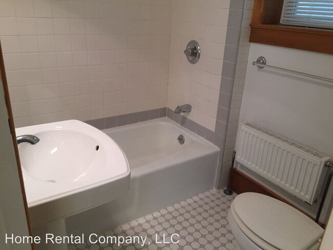 Building Photo - 1448-1450 Lake Dr SE