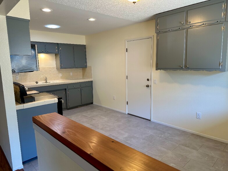 Building Photo - 480 Highland Dr