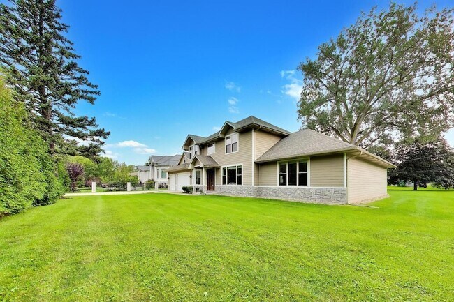 Building Photo - 2311 N Arlington Heights Rd