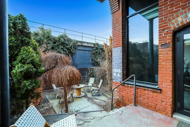 Building Photo - PENDING APPLICATION- Cozy Loft in Downtown...