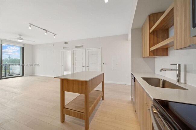 Building Photo - 555 NE 8th St