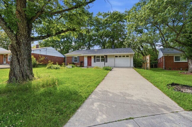 Building Photo - Three Bedroom Home with Great Outdoor Entertainment Space!