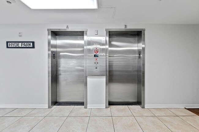 Building Photo - 406 W Azeele St