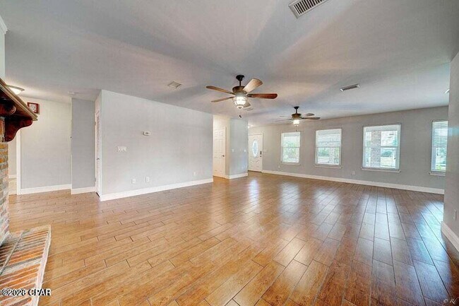 Building Photo - 350 Greenwood Cir