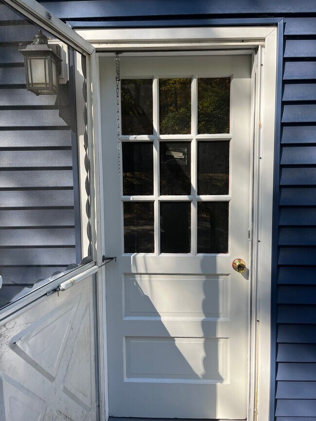 Building Photo - 1-Bedroom Apartment with Private Entrance ...