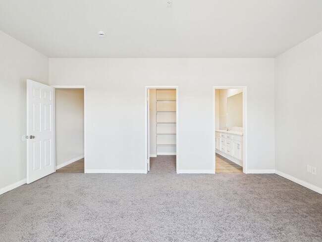 Building Photo - NEW NEW NEW remodeled -3bedroom/3bath Town...