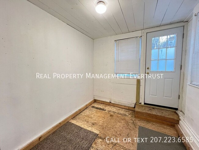 Building Photo - Spacious 2BD 1BA + Office Space apartment