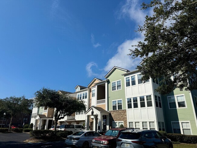 Building Photo - Fully Updated Ground floor 2/2 Condo with ...