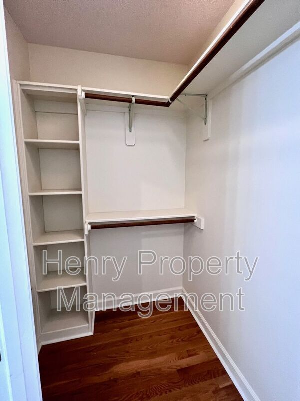 Building Photo - 321 Parkmeadow Dr