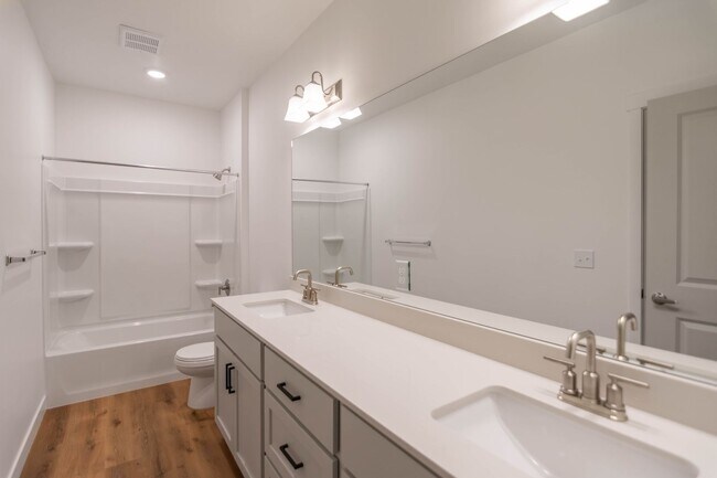 Building Photo - Spacious 3-Bed Dupont Model in Vista View:...