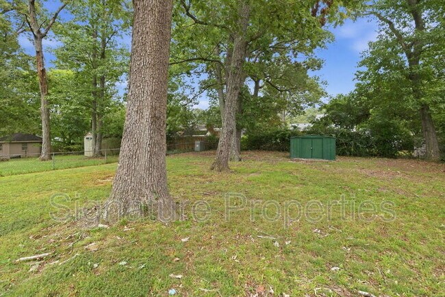 Building Photo - 1413 Robindale Rd