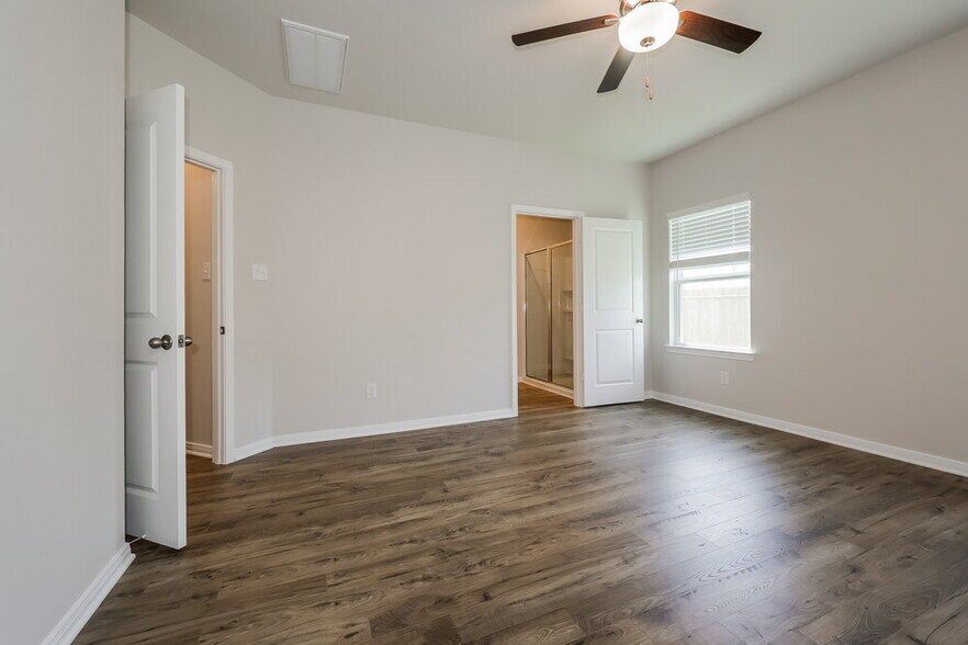 Building Photo - 16430 Honeysuckle Hl Dr