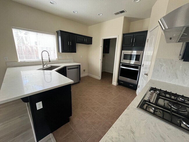 Building Photo - Beautiful Home for rent in Visalia, Ca